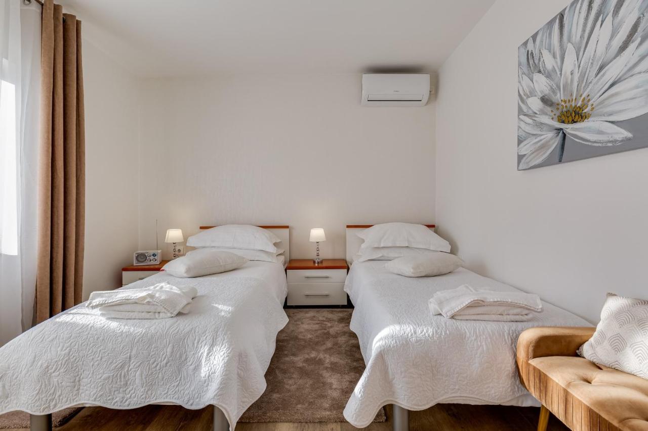 זאדאר Elegant Two Bedroom Apartment מראה חיצוני תמונה
